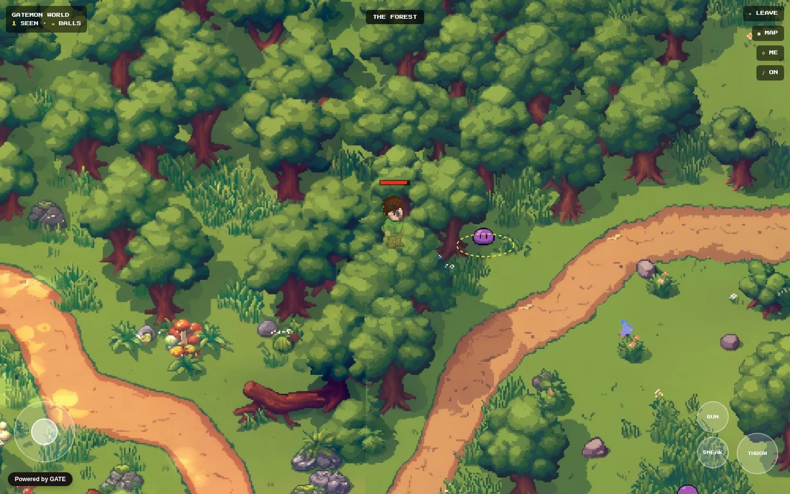 Spelaren i skogen siktar ett kast, med en kraftmätare över huvudet och en streckad ring runt en lila GATEMON